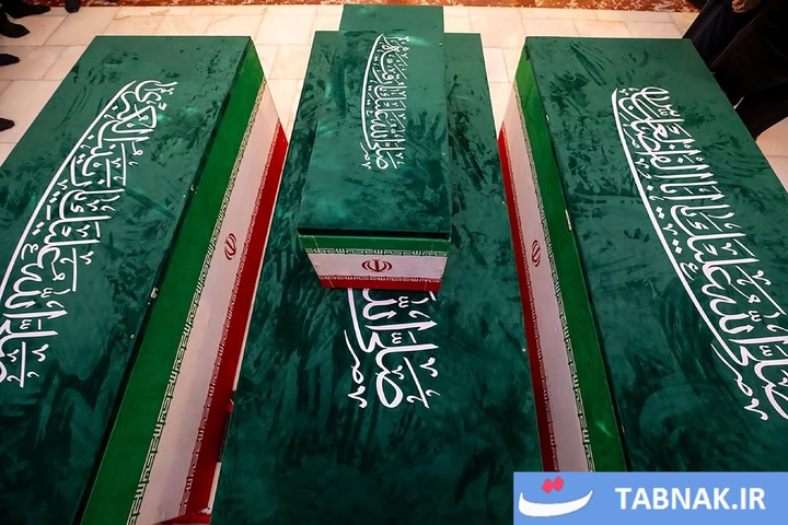 طواف پیکر شهدای خانواده رهبر شهید در جوار ضریح امام علی (علیه السلام)، سیدالشهدا (علیه السلام) و حضرت عباس (علیه السلام)