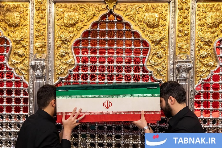 طواف پیکر شهدای خانواده رهبر شهید در جوار ضریح امام علی (علیه السلام)، سیدالشهدا (علیه السلام) و حضرت عباس (علیه السلام)