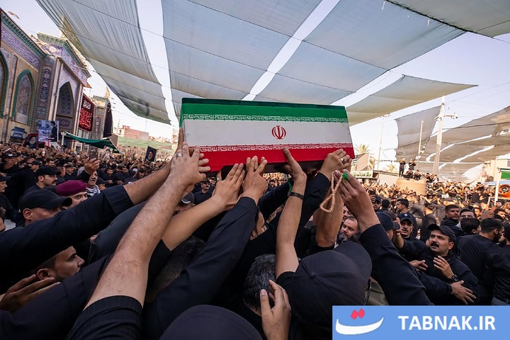 طواف پیکر شهدای خانواده رهبر شهید در جوار ضریح امام علی (علیه السلام)، سیدالشهدا (علیه السلام) و حضرت عباس (علیه السلام)