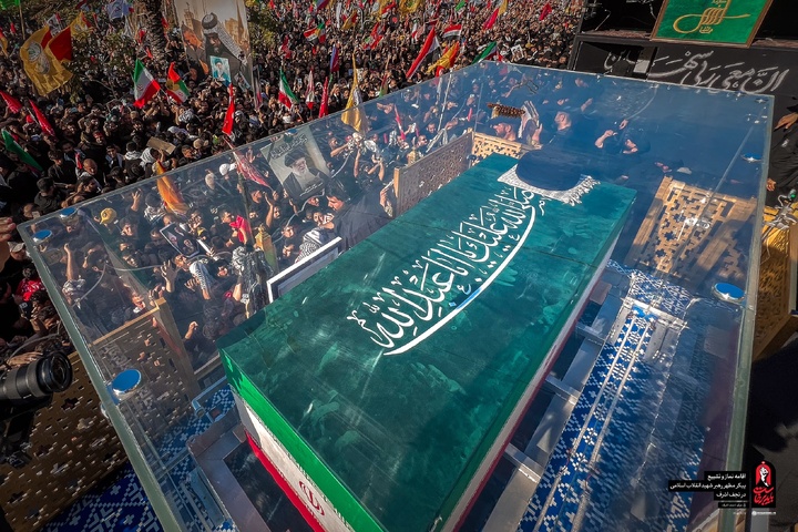 تصاویری از تشییع بی‌نظیر پیکر مطهر رهبر شهید انقلاب در میان خیل مردم عزادار نجف اشرف