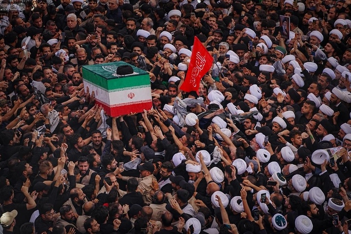 پیکر رهبر شهید انقلاب اسلامی پس از ورود به حرم مطهر امیرالمؤمنین علیه‌السلام، در میان خیل عظیم عزاداران عراقی، در صحن حرم مطهر علوی طواف داده شد.