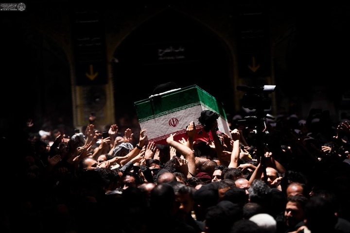 پیکر رهبر شهید انقلاب اسلامی پس از ورود به حرم مطهر امیرالمؤمنین علیه‌السلام، در میان خیل عظیم عزاداران عراقی، در صحن حرم مطهر علوی طواف داده شد.
