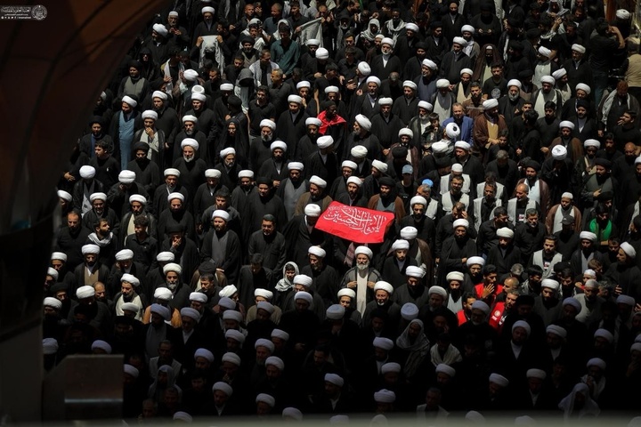 پیکر رهبر شهید انقلاب اسلامی پس از ورود به حرم مطهر امیرالمؤمنین علیه‌السلام، در میان خیل عظیم عزاداران عراقی، در صحن حرم مطهر علوی طواف داده شد.