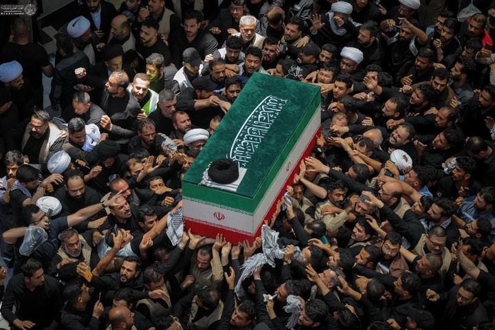 پیکر رهبر شهید انقلاب اسلامی پس از ورود به حرم مطهر امیرالمؤمنین علیه‌السلام، در میان خیل عظیم عزاداران عراقی، در صحن حرم مطهر علوی طواف داده شد.