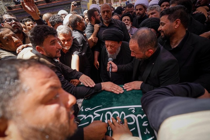 پیکر رهبر شهید انقلاب اسلامی پس از ورود به حرم مطهر امیرالمؤمنین علیه‌السلام، در میان خیل عظیم عزاداران عراقی، در صحن حرم مطهر علوی طواف داده شد.