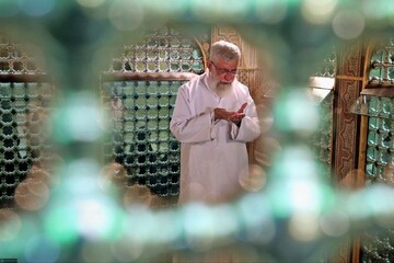 تصاویری از حضور رهبر شهید انقلاب در حرم مطهر امام رضا علیه السلام
