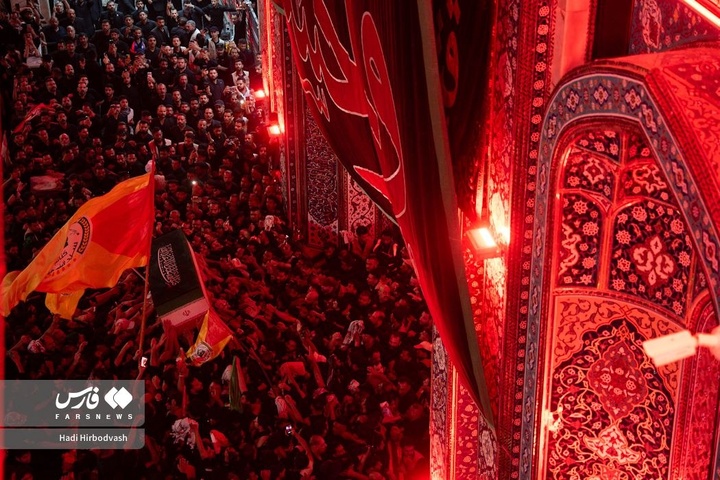 تصاویر عکاس اعزامی فارس به کربلا از تشییع باشکوه پیکر مطهر رهبر شهید شیعیان جهان در بین‌الحرمین