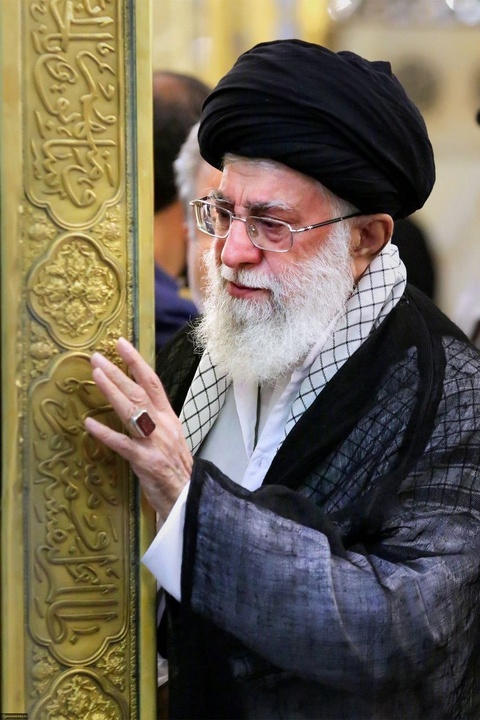 تصاویری از حضور رهبر شهید انقلاب در حرم مطهر امام رضا علیه السلام - ۱