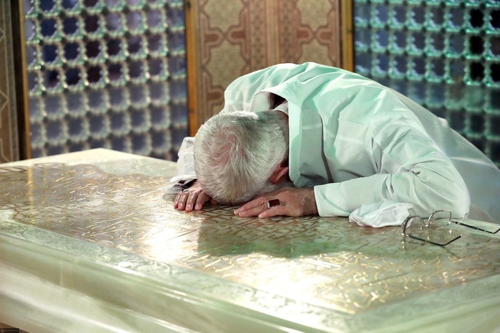 تصاویری از حضور رهبر شهید انقلاب در حرم مطهر امام رضا علیه السلام - ۱
