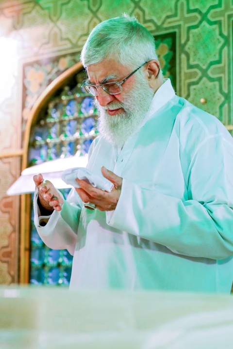 تصاویری از حضور رهبر شهید انقلاب در حرم مطهر امام رضا علیه السلام - ۱