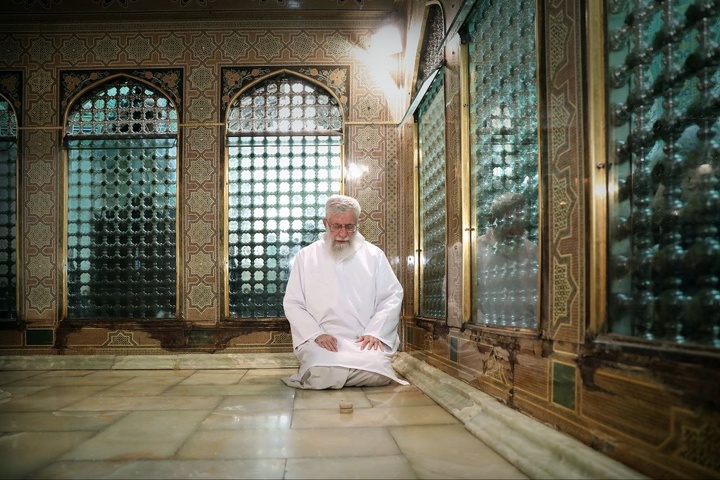 تصاویری از حضور رهبر شهید انقلاب در حرم مطهر امام رضا علیه السلام - ۱