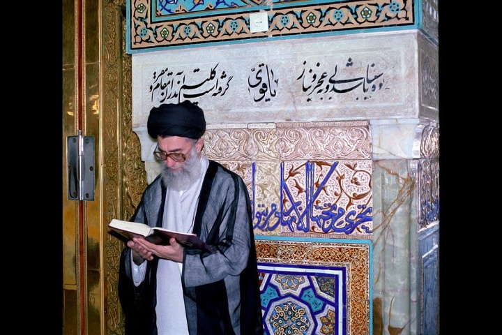 تصاویری از حضور رهبر شهید انقلاب در حرم مطهر امام رضا علیه السلام - ۱