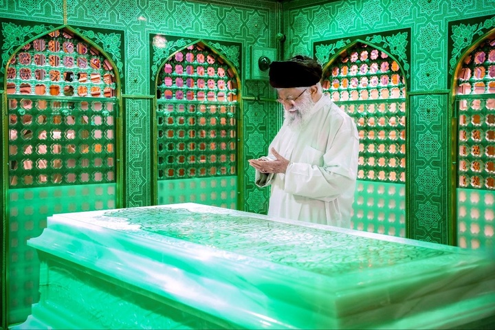 تصاویری از حضور رهبر شهید انقلاب در حرم مطهر امام رضا علیه السلام - ۱
