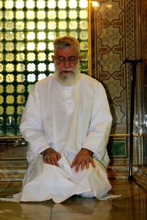 تصاویری از حضور رهبر شهید انقلاب در حرم مطهر امام رضا علیه السلام - ۱