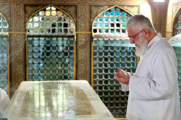 تصاویری از حضور رهبر شهید انقلاب در حرم مطهر امام رضا علیه السلام - ۱