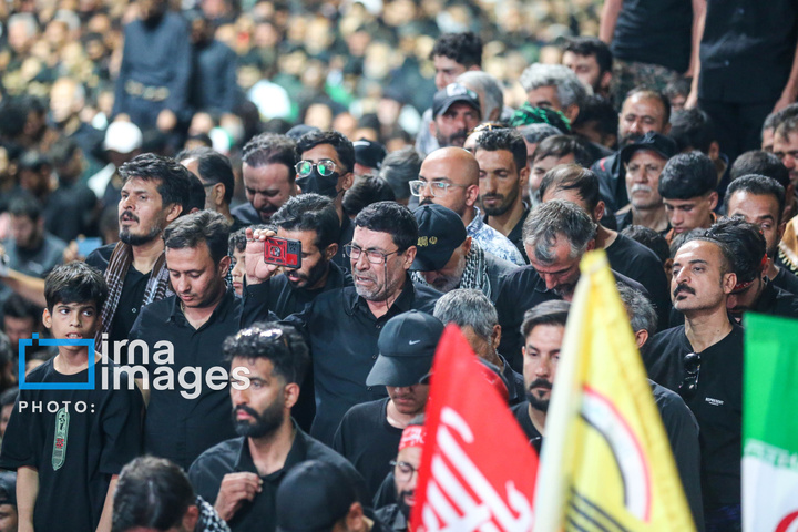 اقامه نماز بر پیکر رهبر شهید انقلاب در حرم رضوی