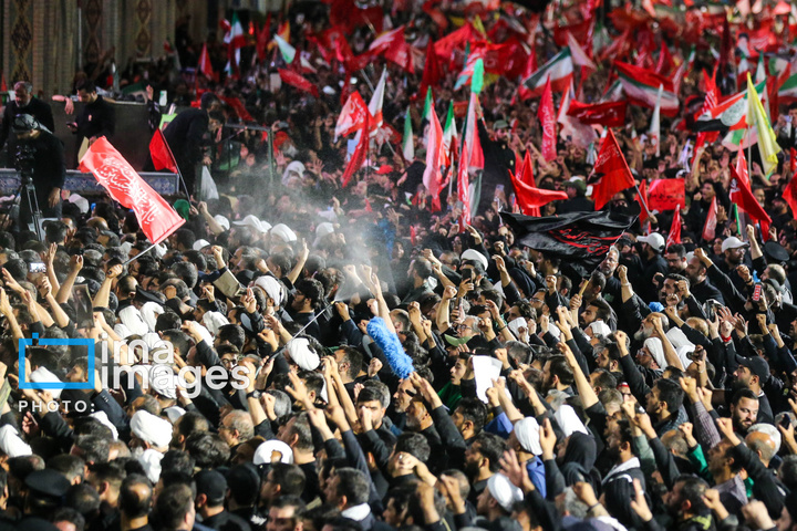 اقامه نماز بر پیکر رهبر شهید انقلاب در حرم رضوی