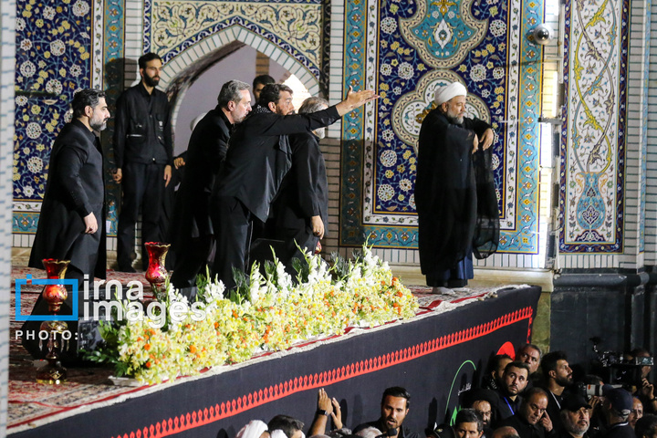 اقامه نماز بر پیکر رهبر شهید انقلاب در حرم رضوی