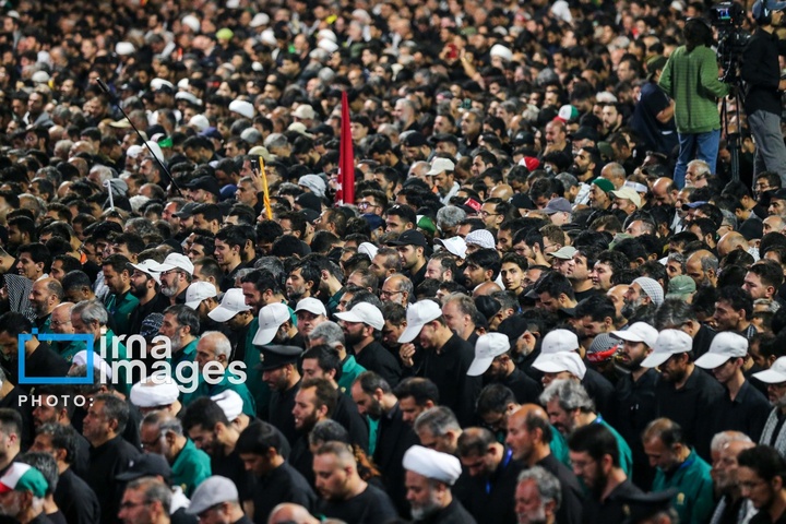 اقامه نماز بر پیکر رهبر شهید انقلاب در حرم رضوی