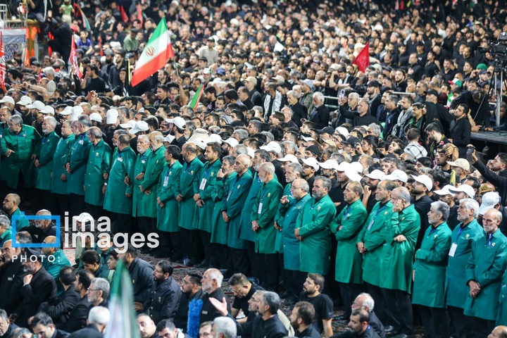 اقامه نماز بر پیکر رهبر شهید انقلاب در حرم رضوی