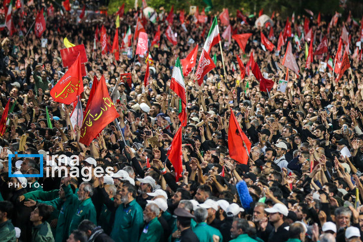 اقامه نماز بر پیکر رهبر شهید انقلاب در حرم رضوی