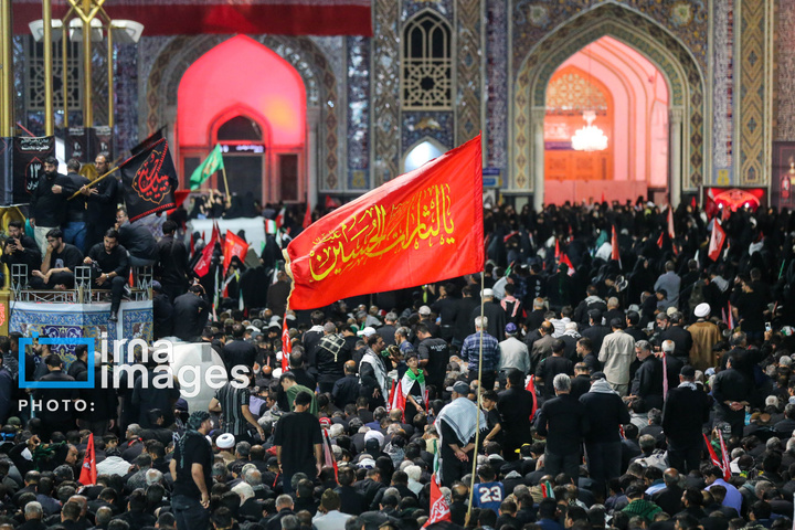 اقامه نماز بر پیکر رهبر شهید انقلاب در حرم رضوی