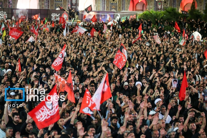 اقامه نماز بر پیکر رهبر شهید انقلاب در حرم رضوی