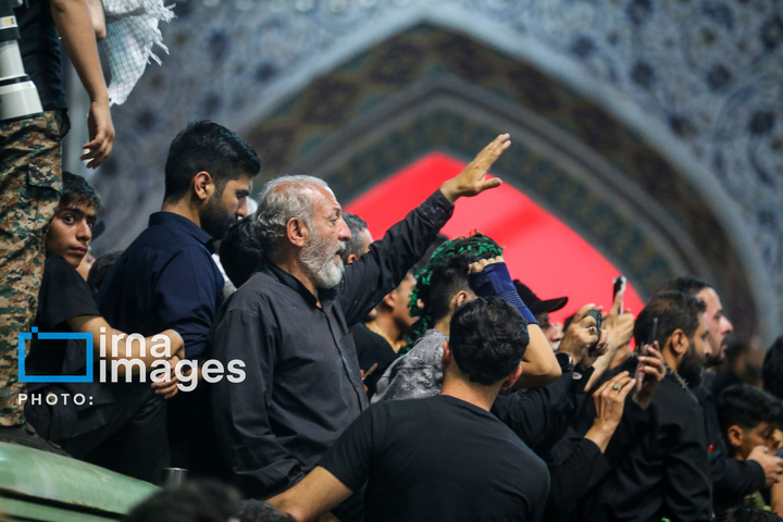 اقامه نماز بر پیکر رهبر شهید انقلاب در حرم رضوی