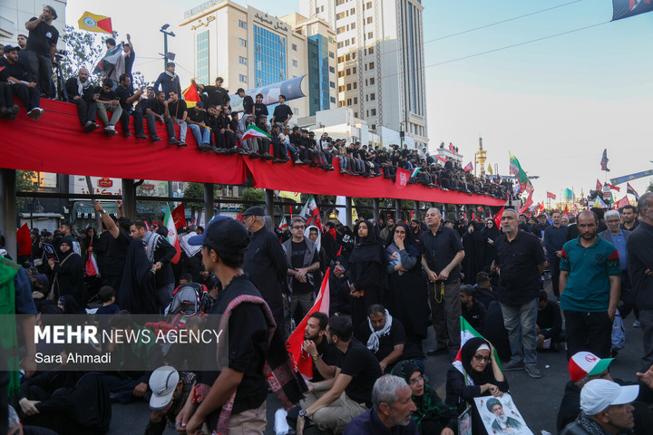 تشییع پیکر رهبر شهید انقلاب در مشهد - ۹