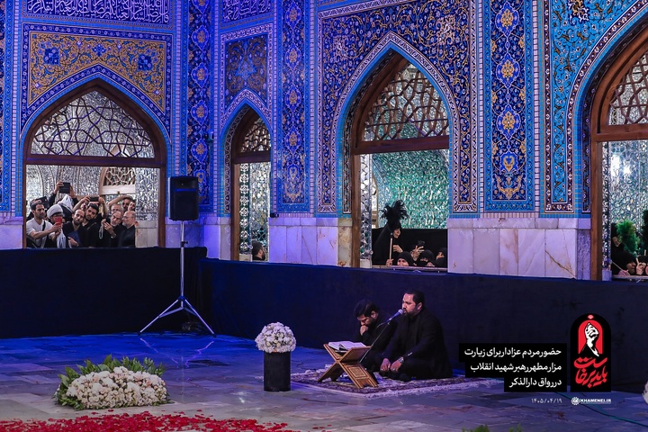 حال‌وهوای مزار مطهر امام شهید انقلاب در رواق دارالذکر حرم رضوی