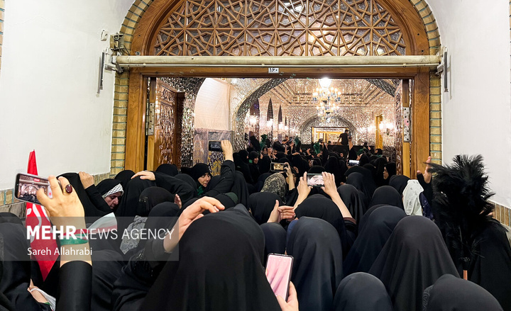تشرف زائران به رواق دارالذکر برای زیارت مزار رهبر شهید انقلاب