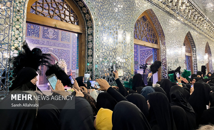 تشرف زائران به رواق دارالذکر برای زیارت مزار رهبر شهید انقلاب