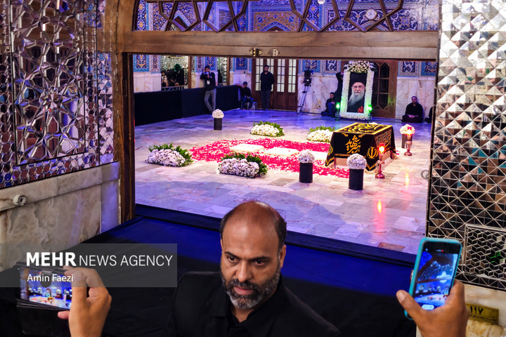 تشرف زائران به رواق دارالذکر برای زیارت مزار رهبر شهید انقلاب