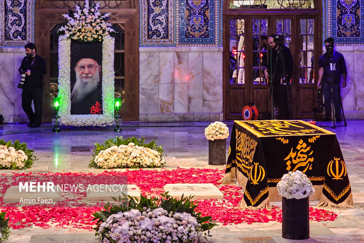 تشرف زائران به رواق دارالذکر برای زیارت مزار رهبر شهید انقلاب