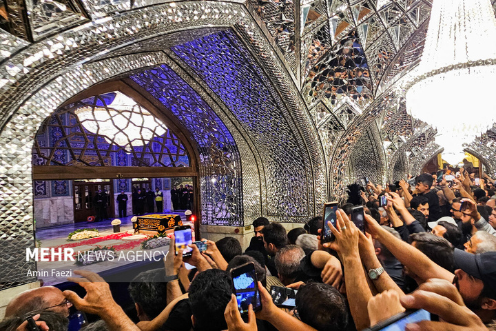 تشرف زائران به رواق دارالذکر برای زیارت مزار رهبر شهید انقلاب