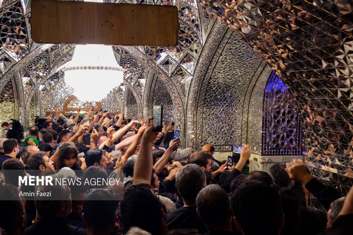 تشرف زائران به رواق دارالذکر برای زیارت مزار رهبر شهید انقلاب