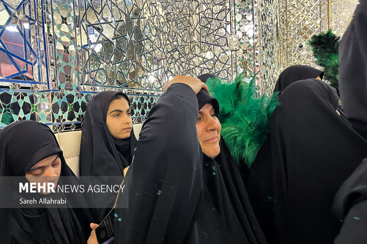 تشرف زائران به رواق دارالذکر برای زیارت مزار رهبر شهید انقلاب