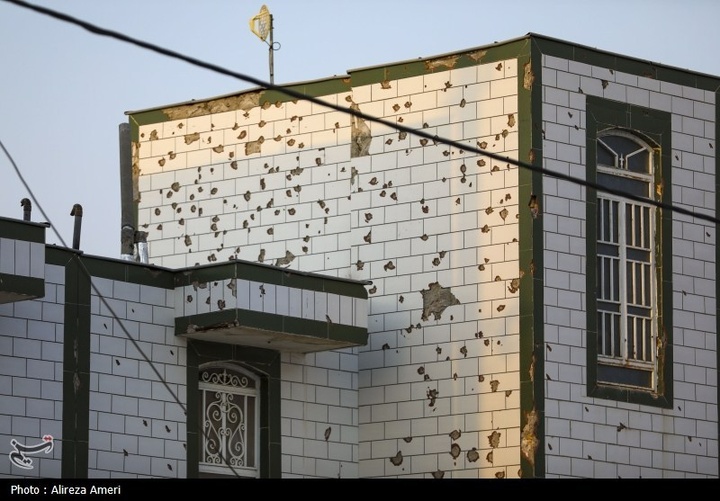 بازدید هیات رسانه ای خارجی از مناطق آسیب دیده حملات موشکی در لامرد- فارس