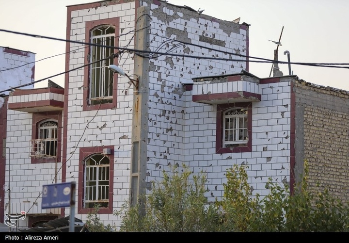 بازدید هیات رسانه ای خارجی از مناطق آسیب دیده حملات موشکی در لامرد- فارس