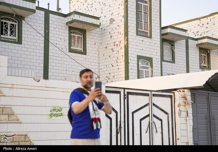بازدید هیات رسانه ای خارجی از مناطق آسیب دیده حملات موشکی در لامرد- فارس