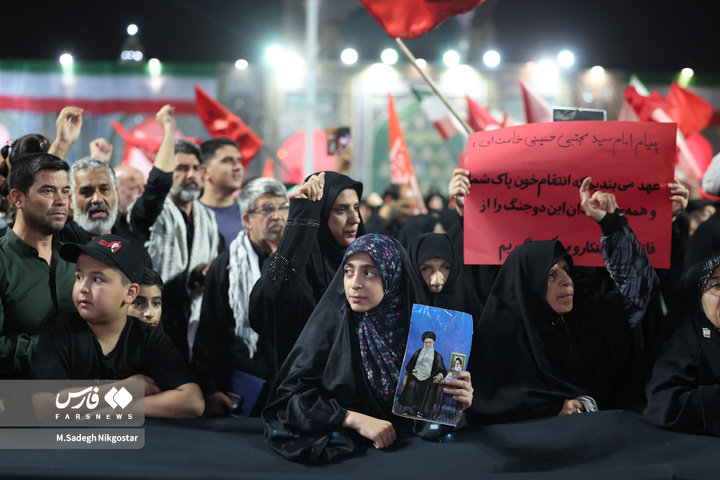 تصاویر فرزندان رهبر شهید انقلاب در مراسم بزرگداشت مشهد