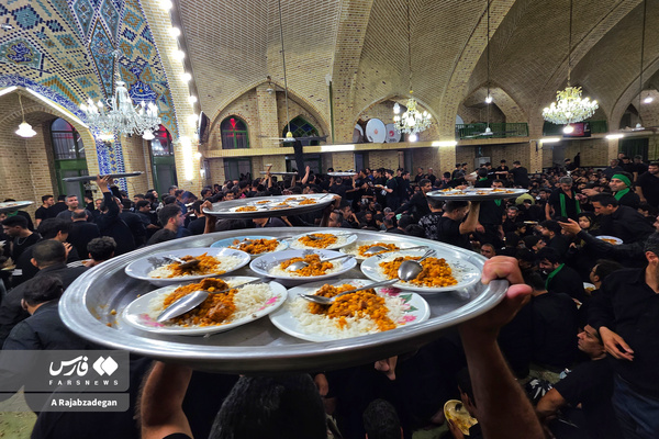 سفرۀ اطعام حسینی در یزد به یاد آقای شهید