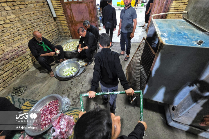 سفرۀ اطعام حسینی در یزد به یاد آقای شهید
