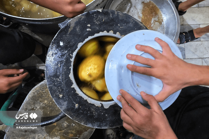سفرۀ اطعام حسینی در یزد به یاد آقای شهید
