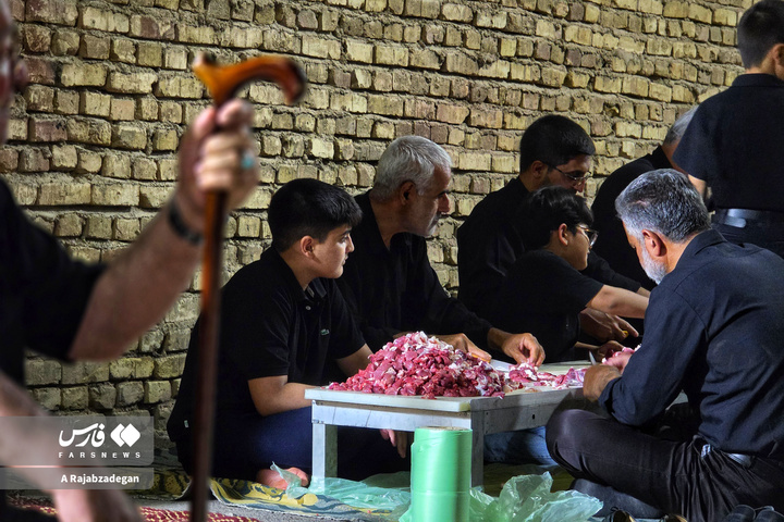 سفرۀ اطعام حسینی در یزد به یاد آقای شهید
