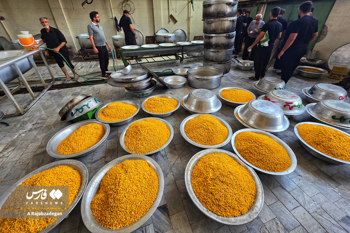 سفرۀ اطعام حسینی در یزد به یاد آقای شهید