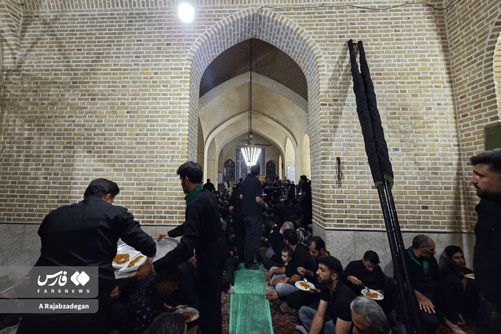 سفرۀ اطعام حسینی در یزد به یاد آقای شهید