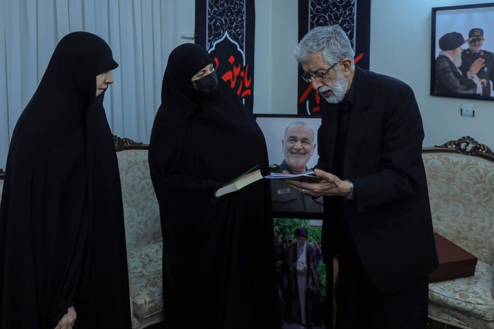 دیدار اعضای دفتر حفظ و نشر آثار رهبر شهید با خانوادۀ شهید سلامی