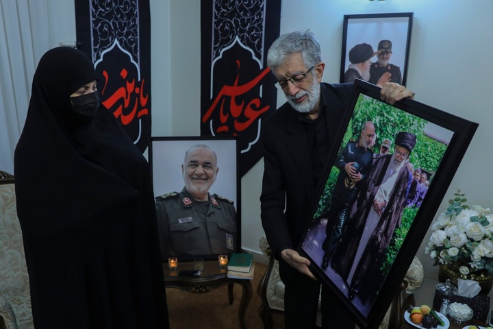 دیدار اعضای دفتر حفظ و نشر آثار رهبر شهید با خانوادۀ شهید سلامی