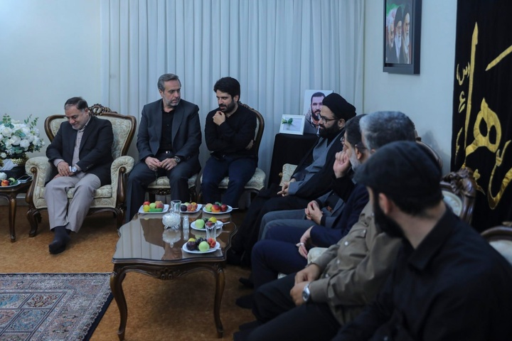 دیدار اعضای دفتر حفظ و نشر آثار رهبر شهید با خانوادۀ شهید سلامی